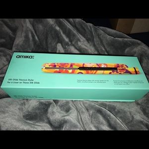 Amika titanium hair straightener 100$ BRAND NEW